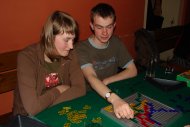 Paulina i Darek grają w Blokusa